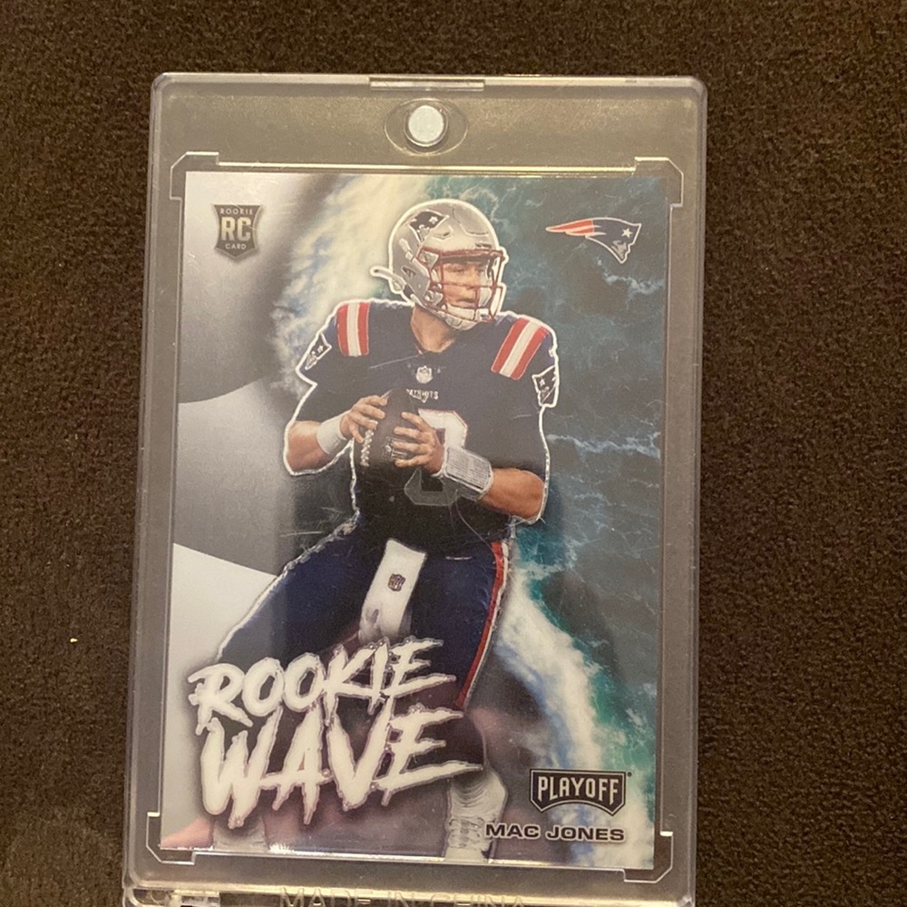 i’m selling a rookie wave mac jones